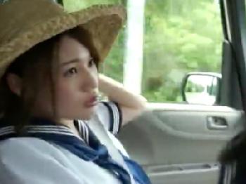 乳牛みたな美巨乳房の制服女子校生が大声で喘ぎまくる開放的な立ちバックハメ！美少女痴女露出のエロ動画