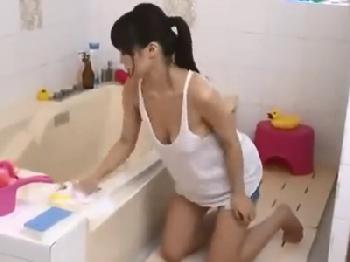 激しくバストが揺れるたかしょーの激しいパイズリに耐えきれず即射精巨乳お姉さん高橋しょう子のエロ動画