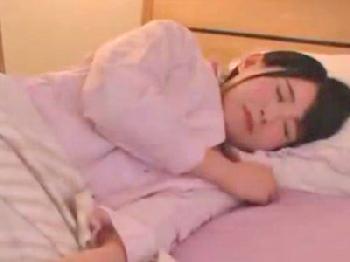 余裕の手コキパイズリで精液ぶっこ抜いたお姉さん巨乳のエロ動画