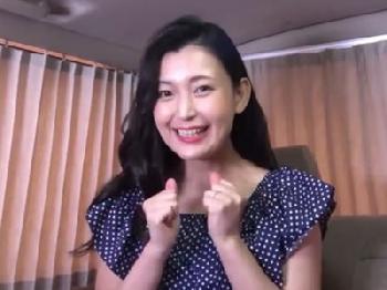 アラフォーなのに今だ若々しい美形お姉さんが初対面のオッサンイチモツを優しく手コキ抜き素人のエロ動画