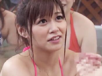 「乳房見てたでしょ？W」可愛いお姉さんにフル勃起がバレて生パコ突入W痴女水着手コキのエロ動画