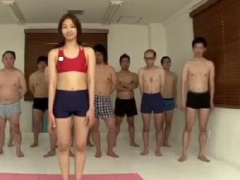 素人くんに次々ぶっかけられるきれいなお姉さん！精液まみれになった顔でもしゃぶるのをヤメないマゾ女子顔射乱交のエロ動画