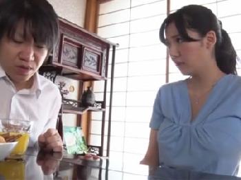 童貞息子が巨大オッパイでエロチックな義理の母と禁断の禁断セックスパコ巨乳人妻顔射近親相姦のエロ動画