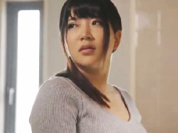 巨乳でムラついた修理業者にパイズリ奉仕を強要されてしまう若奥様人妻のエロ動画