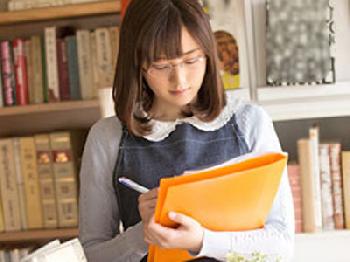 文学部の真面目そうな女子大生が純真無垢カワアダルトビデオデビュー！美少女めがねデビュー作のエロ動画