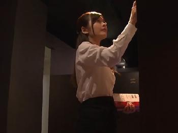 漫喫で働いてるきれいなお姉さんオフィスレディが…客に凌辱されて声の出せない状況でイカされる！OLレイプ石原莉奈のエロ動画
