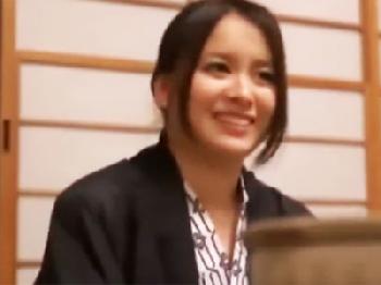 くびれ巨大乳の美形お姉さんと旅館デート→スクール水着着用させてハメ撮りパコ巨乳のエロ動画