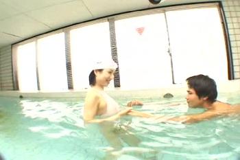 競泳水着の熟女母親がプールで息子と近親中出し近親相姦のエロ動画