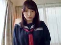 ナマの男性器ハメられると従順になっちゃうミニ系女子校生とホテルで中出しハメ撮り！巨乳美少女のエロ動画