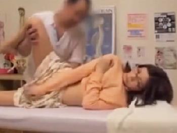 脂ぎったドヘンタイの整体師のオジサンに強引にハメられてしまう美人奥様人妻ぶっかけマッサージのエロ動画