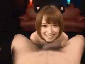 ショートヘア茶髪きれいなお姉さんが大人数に囲まれてパコ→口内が精液でパンパンにギャル顔射乱交のエロ動画