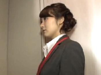 大人しそうなオフィスレディが作業員に犯され膣奥中出しで潮吹き絶頂絶頂巨乳OL3Pのエロ動画