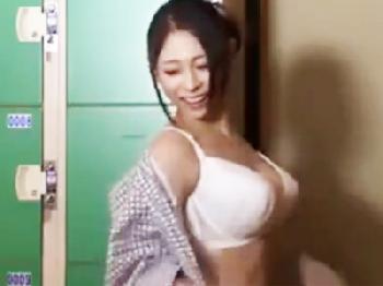 巨乳なお姉ちゃんの無防備な姿にフル勃起して温泉で近親パコお姉さん近親相姦のエロ動画