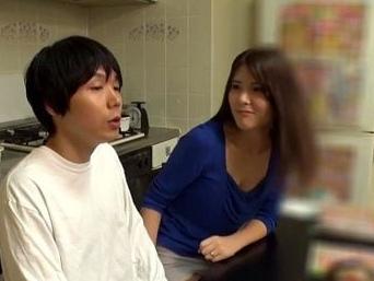 ボクをオモチャにする義理の母！！父親と再婚したばかりの義理の母は若くて美人でまだまだ女盛り！人妻近親相姦のエロ動画