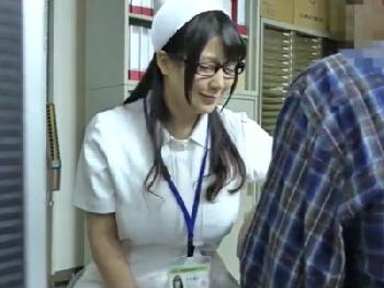 巨乳看護師が患者を痴女って院内ベッドで濃密性行為看護婦めがねのエロ動画