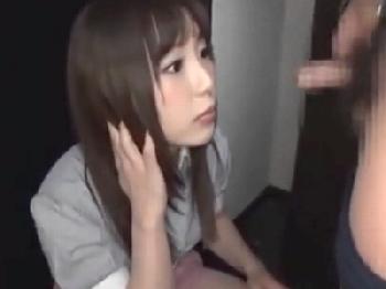 笑顔が可愛いデリヘル嬢を自宅に呼び込みたっぷり中出し！巨乳美少女のエロ動画