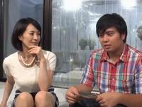 モテナイ息子を元気づける為に素股ご奉仕→事故挿入して中出し禁断セックスになった母子W人妻熟女近親相姦のエロ動画