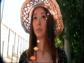 綺麗で上品な美人奥さんなのに野外露出というアンビバレントが素晴らしいお姉さんフェラ手コキのエロ動画