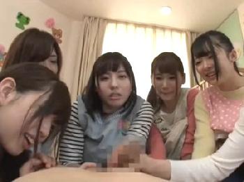 『おっきくなってるぅ～』巨乳保母さんたちのパイズリ＆手コキでハーレム状態お姉さん女教師乱交のエロ動画