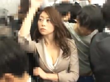 電車で股間を押しつけてきた男をトイレに連れ込みパコっちゃう痴女巨乳痴漢露出のエロ動画