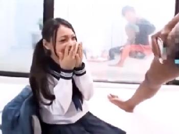 マジックミラー越しに彼氏が居るのに黒人男性器で本気イキしちゃう女子校生娘美少女中出しのエロ動画