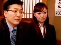 結婚が決まっている女性部下の弱みを握って簡易トイレでめちゃ狭パコ人妻OL中出しのエロ動画