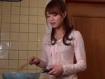 「こんなに大っきくなってる…」尻軽女な兄貴の嫁の誘惑に耐えきれずズボハメ痴女人妻顔射近親相姦のエロ動画