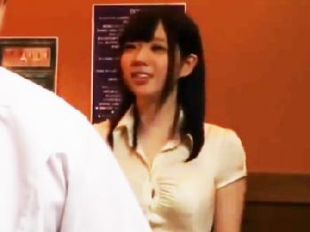 媚薬オイルで欲情！巨大ペニスぶち込まれて痙攣絶頂絶頂昇天を繰り返す黒髪美形少女美少女3Pマッサージのエロ動画