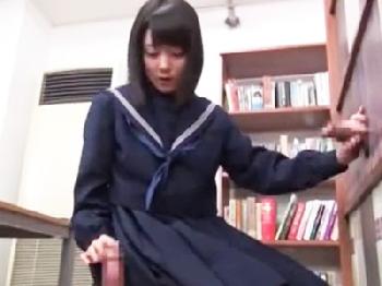 飛び出るペニスに興味津々な美形少女女子校生がフェラチオでは足りずにパンツをずらして‥W美少女中出しのエロ動画