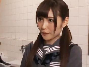 『パンツとか見たいんでしょ？』公衆トイレでおじいさんを弄ぶ痴女女子校生美少女ロリのエロ動画