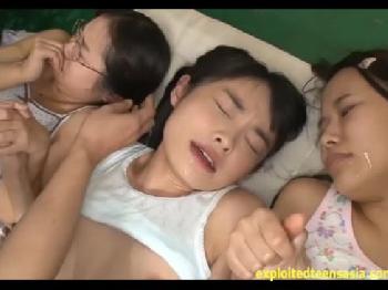 JC3人のお顔に仲良く顔面射精ロリ顔射3Pのエロ動画