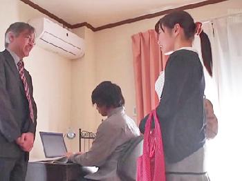 編集者が担当の小説家の美しい妻を中出し寝取り巨乳人妻のエロ動画