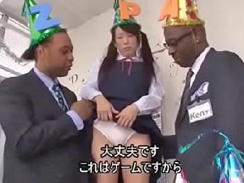 黒人英会話教師たちのゲームだからという言葉に騙されて中出し性的暴行される無毛女子校生パイパンレイプ3Pのエロ動画