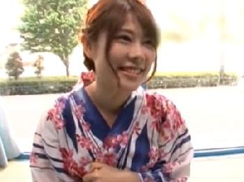 『彼氏いないんですよねぇ…』友人と花火大会へ向かう途中のギャルがひと夏の思い出に浴衣パコ素人コスプレナンパのエロ動画