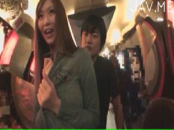 スリムな美人JAV美人女優が裸コート姿でゲームセンターで変態露出FUCK素人美少女お姉さんフェラのエロ動画