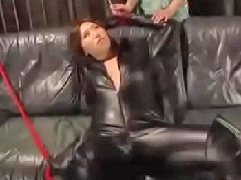 敵にあっさり捕まった無能捜査官が集団婦女暴行に涙目絶叫W巨乳お姉さんコスプレレイプ乱交のエロ動画