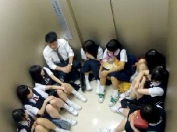 エレベーターに閉じ込められたJ○たち！1人1人時間をかけてハーレム乱交！美少女ロリレイプのエロ動画
