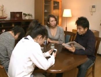 身体が弱い自分にもいつも優しく接してくれる義理の母に…特別な感情を抱いてしまった息子が懇願した結果人妻近親相姦のエロ動画