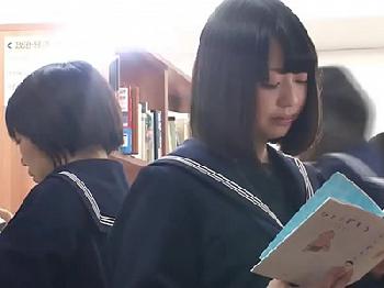 清潔感あふれる女子校生たちが壁や椅子から突き出た肉棒でストレス発散！美少女フェラのエロ動画
