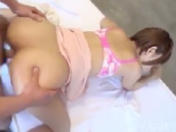 次々違うペニスを挿入されて中出しされていく美形少女美少女乱交乙葉ななせのエロ動画