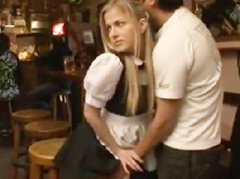 外国のバーで出会った無毛白人のウエイトレスに中出しする日本人客巨乳お姉さんのエロ動画