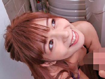 なんの前触れもなく始まる悶絶ゲリラ手コキ！美少女痴女のエロ動画