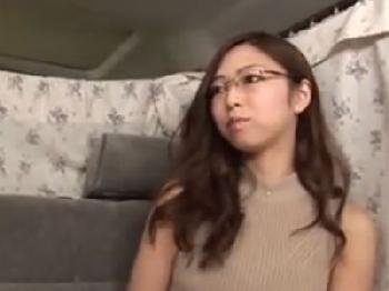 めがねの似合う真面目な清麗妻が中出しハメされてあっけなく寝取られ堕ち人妻のエロ動画