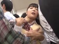 電車内で痴漢された女子校生がオッサンテクにイカされ大量おもらし美少女パイパン潮吹きのエロ動画