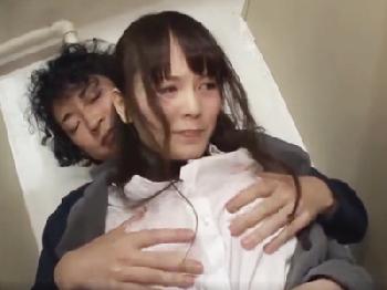 巨大オッパイ美形少女OLが痴漢にトイレの個室に押し込まれて中出し性的暴行！巨乳痴女レイプのエロ動画