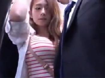満員バスで巨大乳房お姉さんに男根こすりつける→声出さないのでそのままピスハメ！巨乳顔射痴漢のエロ動画