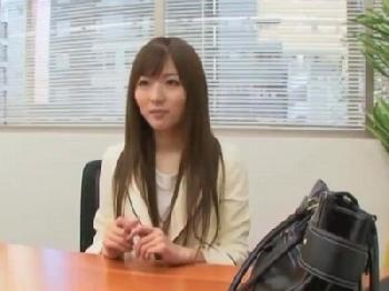 プロ男優のぶっといイチモツでズボハメされ連続オーガズムする美人オフィスレディ巨乳OL顔射麻倉憂のエロ動画