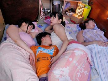 超巨乳の母姉妹と四畳半で超密着し汗だく中出し近親パコ人妻近親相姦乱交のエロ動画