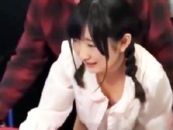 エアホッケーを楽しむおさげ髪の幼顔娘にバックで挿入して公開ファック美少女ロリ露出のエロ動画