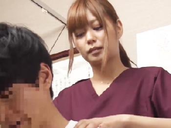 「先っぽだけならっ‥」亀頭の挿入を許した美人マッサージ師が巨大ペニスの虜になってマジパコに発展W美少女中出し盗撮のエロ動画